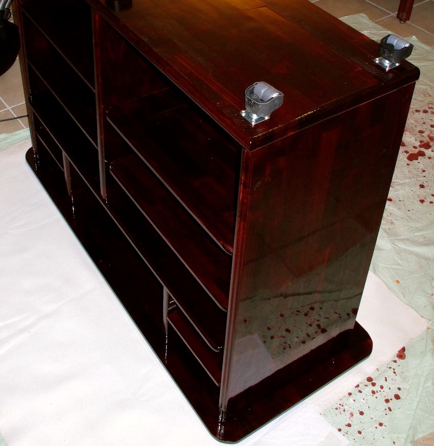 Nach dem Beizen und Lackieren werden noch sechs Rollen angebracht.