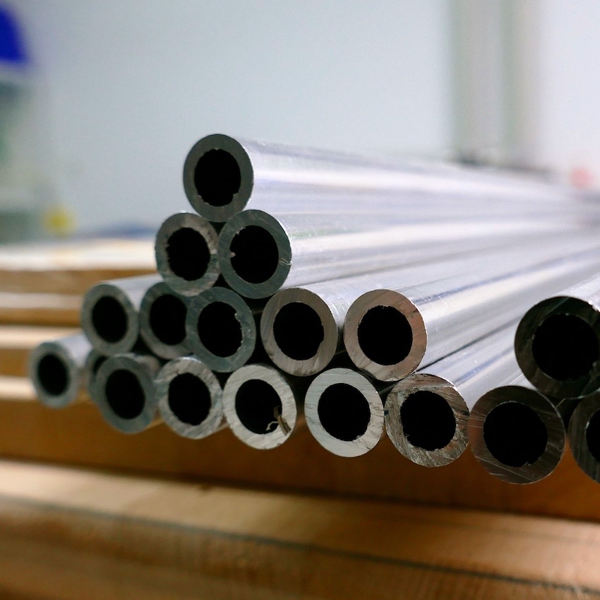 Die Alu-Röhren um die Seitenteile miteinander verbinden zu können.