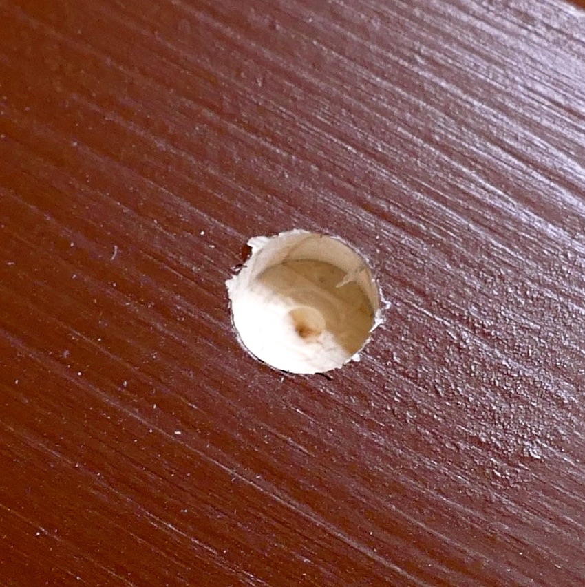 Mit dem Forstnerbohrer gebohrtes Loch für die Alu-Röhre.